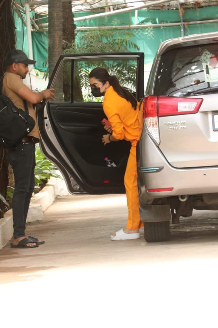 कार से निकलने के बाद रश्मिका मंदाना ने मीडिया को अच्छी तरह ग्रीट किया और कैमरा के लिए पोज भी दिए.