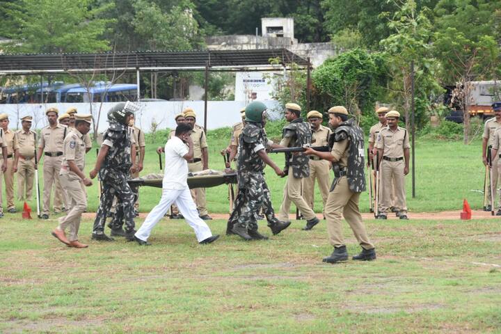 సమూహాలను చెదరగొట్టే క్రమంలో ఆందోళనకారులు లేదా పోలీసు సిబ్బంది గాయపడితే ఎలాంటి తక్షణ చర్యలు చేపట్టాలో డ్రిల్ చేస్తున్న సిబ్బంది