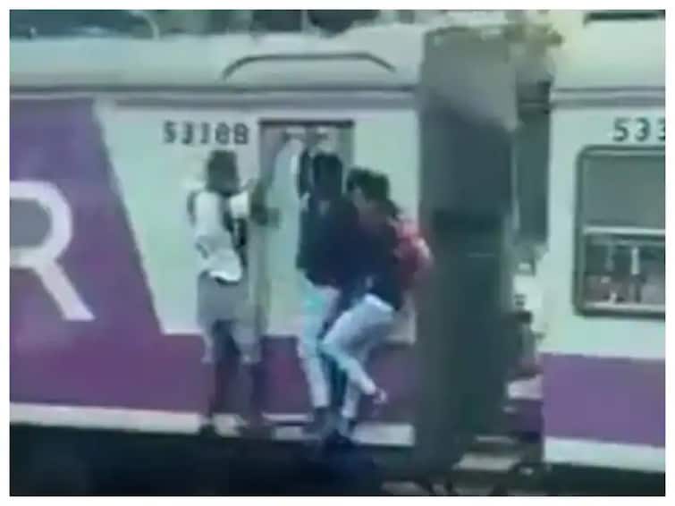 Video Of 18 Years Youth Falls From Mumbai Local Train Goes Viral On Social Media સ્પીડમાં દોડતી ટ્રેનમાંથી દરવાજે લટકતો યુવક ફંગોળાયો, જુઓ Video