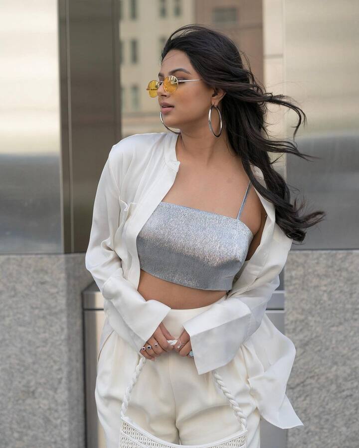 पंजाब से ताल्लुक़ रखने वाली हरनाज़ संधू आज हरदिन अजीज़ बन चुकी हैं. साल 2021 में जब हरनाज़ ने मिस यूनिवर्स का खिताब जीता को हर भारतवासी का सिर गर्व से ऊंचा हो गया.