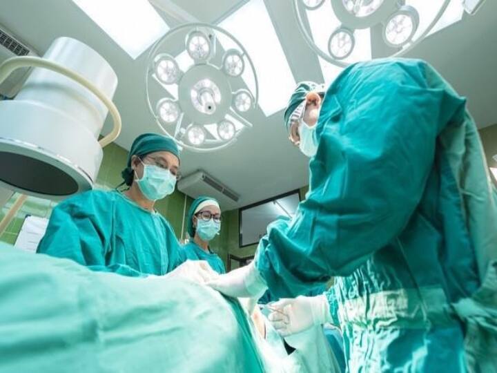 Patient left blinded after doctor accidentally removed the wrong eye in operation அலட்சியத்தில் ஆபரேஷன்! நல்ல 'கண்'ணை நீக்கிய டாக்டர்! முழு பார்வையும் பறிபோன பரிதாபம்!