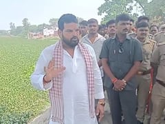 Gonda News: बीजेपी सांसद ने नवाबगंज पुलिस को जमकर लगाई फटकार, शिकायत करने वाले को ही उठा ले गई थी पुलिस