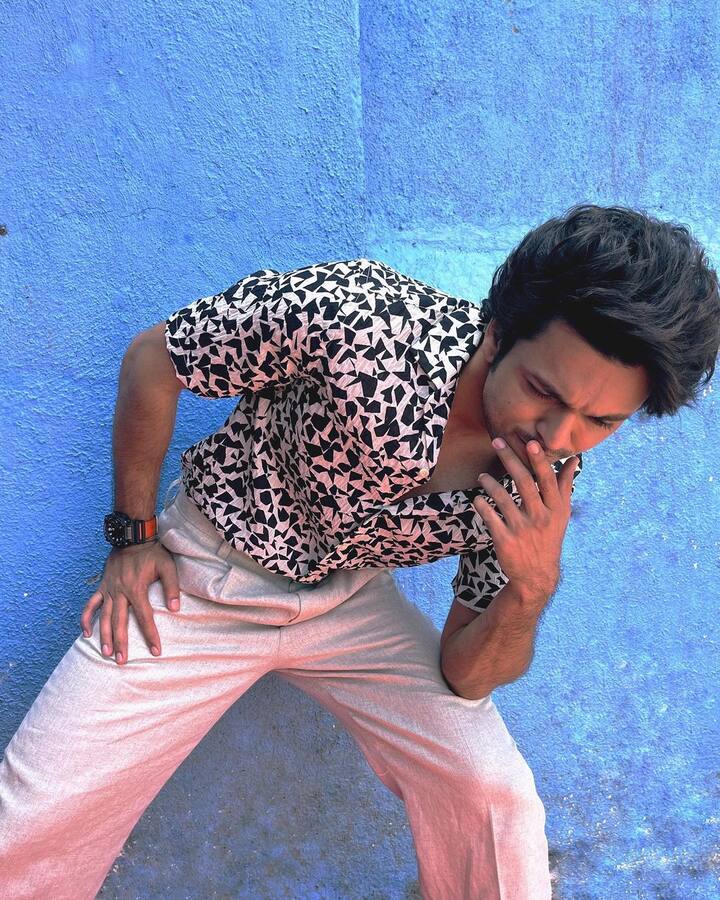 या फोटोंमध्ये ललित खूप हँडसम दिसत आहे.