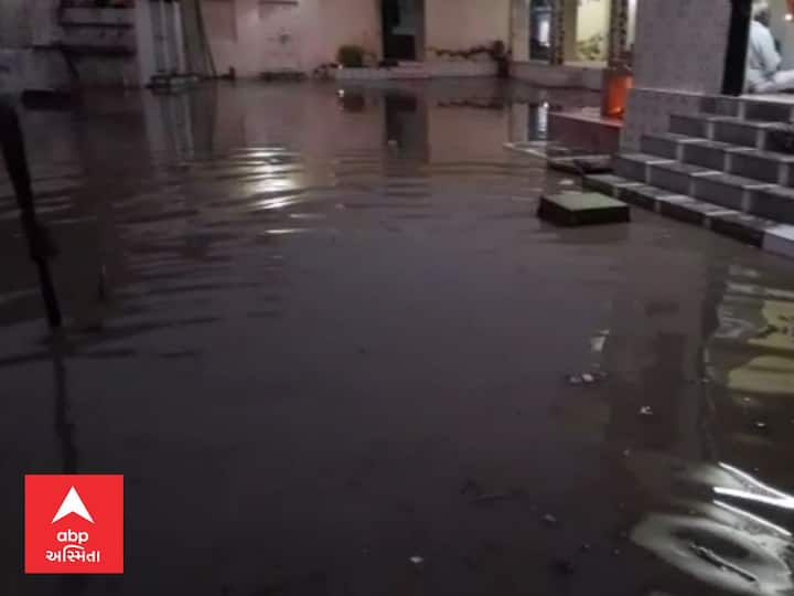 Rajkot rain Heavy rains in Upleta, Rajkot, flooded people's homes RAJKOT : ઉપલેટામાં ધોધમાર વરસાદથી લોકોના ઘરોમાં ઘૂસ્યા પાણી, જુઓ Video