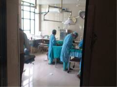 Rajasthan News: बूंदी के अस्पताल में बत्ती गुल, खिड़की से आती रौशनी के सहारे डॉक्टरों ने किया ऑपरेशन