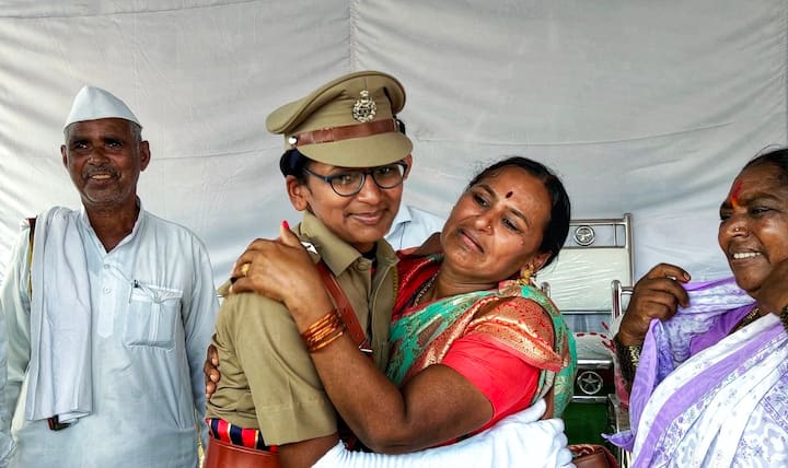 आहिल्याबाई होळकर कप आणि सेकेंड बेस्ट ट्रेनी ऑफ द बॅच ने संध्याराणी देशमुख यांना सन्मानित करण्यात आले..