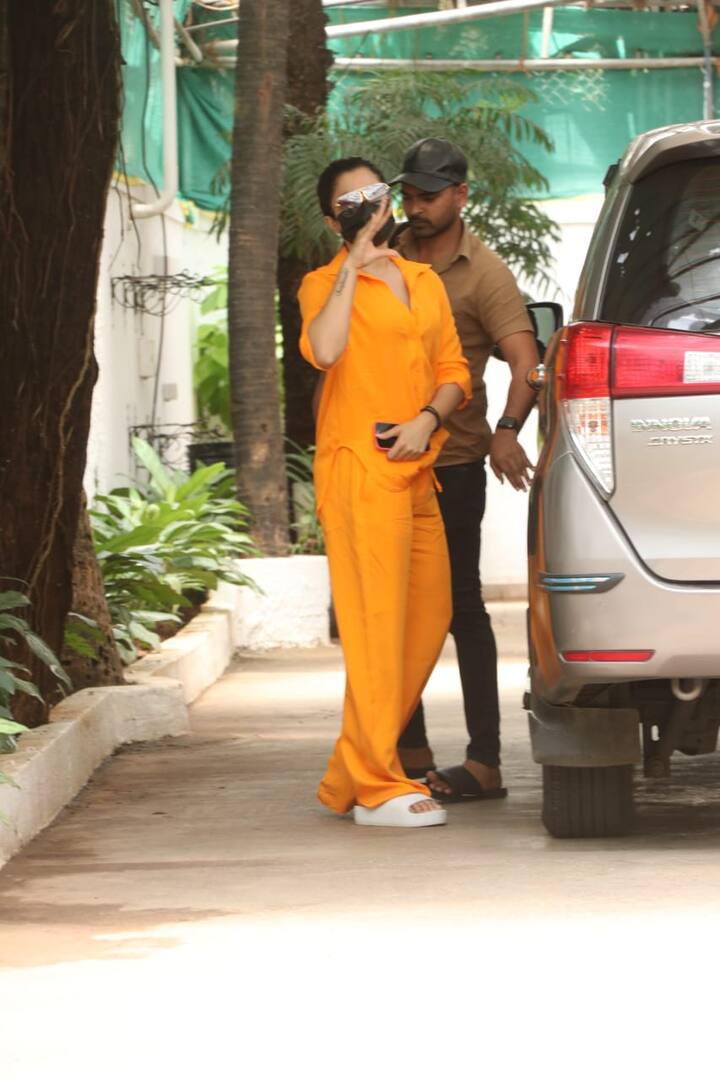 इस दौरान एक्ट्रेस ऑरेंज ट्रैकसूट पहने नज़र आईं जिसके साथ उन्होंने व्हाइट कलर की स्लिपर्स को पेयर अप किया हुआ था.