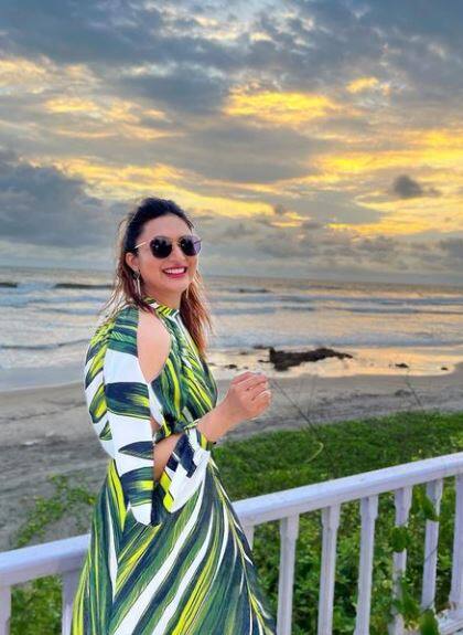 ਦਿਵਯੰਕਾ ਦੀਆਂ ਤਸਵੀਰਾਂ 'ਤੇ ਅਜਿਹੇ ਕਈ ਫਨੀ ਕਮੈਂਟ ਦੇਖਣ ਨੂੰ ਮਿਲ ਰਹੇ ਹਨ। ਕੁਝ ਦਿਨ ਪਹਿਲਾਂ ਹੀ ਦਿਵਯੰਕਾ ਤ੍ਰਿਪਾਠੀ ਬਾਰੇ ਖਬਰਾਂ ਆਈਆਂ ਸਨ ਕਿ ਉਹ ਸਲਮਾਨ ਖਾਨ ਦੇ ਸ਼ੋਅ ਬਿੱਗ ਬੌਸ 16 ਦਾ ਹਿੱਸਾ ਹੋ ਸਕਦੀ ਹੈ। ਦਰਅਸਲ, ਕਿਹਾ ਜਾ ਰਿਹਾ ਸੀ ਕਿ ਅਦਾਕਾਰਾ ਨੇ 'ਖਤਰੋਂ ਕੇ ਖਿਲਾੜੀ 11' 'ਚ ਸ਼ਾਨਦਾਰ ਪਰਫਾਰਮੈਂਸ ਦਿੱਤੀ ਹੈ। ਇਹੀ ਵਜ੍ਹਾ ਹੈ ਕਿ ਉਸ ਨੂੰ ਬਿੱਗ ਬੌਸ 16 ਦਾ ਆਫਰ ਦਿੱਤਾ ਗਿਆ ਹੈ। ਹਾਲਾਂਕਿ ਹੁਣ ਤੱਕ ਬਿੱਗ ਬੌਸ 16 ਨੂੰ ਲੈ ਕੇ ਦਿਵਯੰਕਾ ਦੀ ਤਰਫ ਤੋਂ ਕੋਈ ਬਿਆਨ ਸਾਹਮਣੇ ਨਹੀਂ ਆਇਆ ਹੈ।