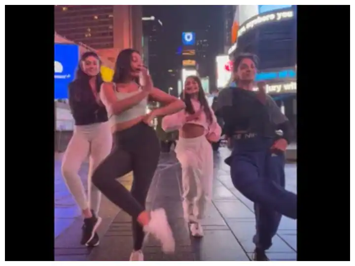Girls dance on Aishwarya Rai song barso re at Times square Watch : ਟਾਈਮਜ਼ ਸਕੁਏਅਰ 'ਚ ਐਸ਼ਵਰਿਆ ਰਾਏ ਦੇ ਗਾਣੇ 'ਤੇ ਦੇਸੀ ਕੁੜੀਆਂ ਨੇ ਕੀਤਾ ਡਾਂਸ, ਦੇਖੋ ਜ਼ਬਰਦਸਤ ਡਾਂਸ ਮੂਵਜ਼