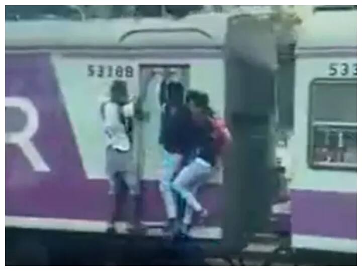 trending video of 18 years youth falls from Mumbai local train goes viral on social media Watch: मुंबई लोकल से गिरा एक युवक, वायरल हुआ वीडियो