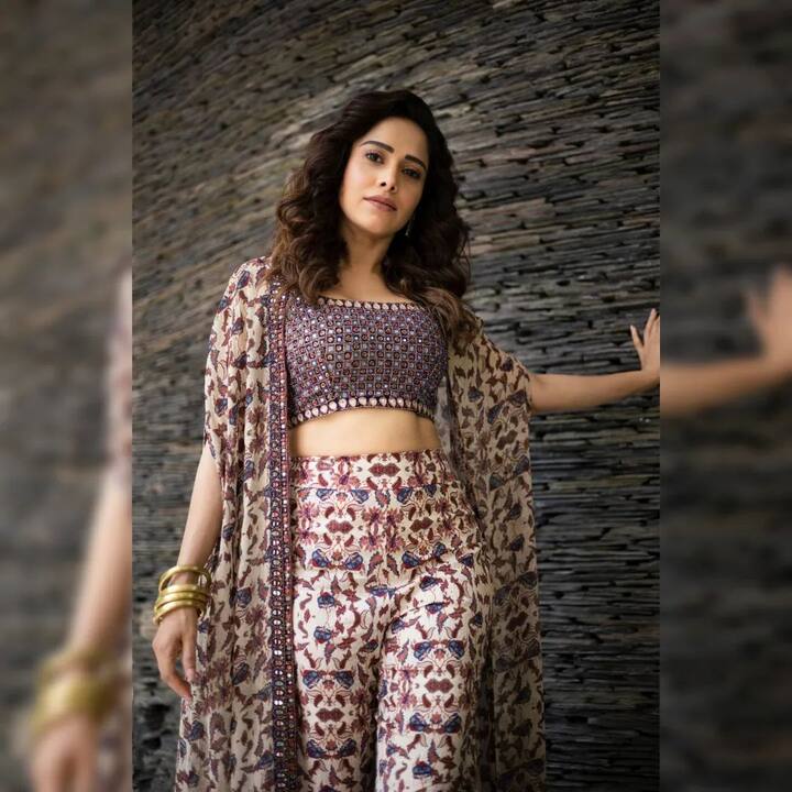 तिने न्यूड मेकअपने तिचा लूक पूर्ण केला आहे. यासोबत तिने मॅचिंग हॅंगिंग कानातले घातले आहेत. यावेळी अभिनेत्रीने आपले केस खुले ठेवले आहेत.(photo:nushrrattbharuccha/ig)