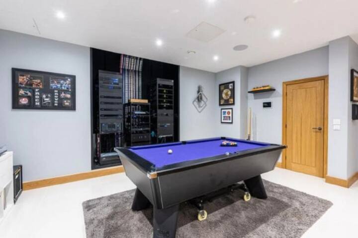Underground House with modern & advanced technology has been built at a cost of 21 crores in a village in Worcestershire County England Maradona Bar In Underground House: Worcestershire County में 21 करोड़ रूपये लागत से बना बेहद आधुनिक घर, जानें इसकी खासियत