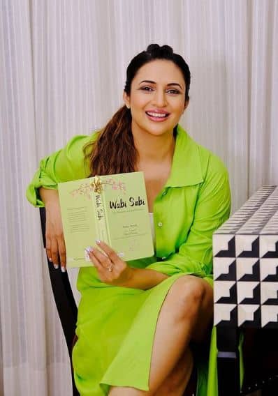 ਇਹ ਤਸਵੀਰ ਖੁਦ ਦਿਵਯੰਕਾ ਤ੍ਰਿਪਾਠੀ ਨੇ ਆਪਣੇ ਇੰਸਟਾਗ੍ਰਾਮ ਅਕਾਊਂਟ 'ਤੇ ਸ਼ੇਅਰ ਕੀਤੀ ਹੈ। ਫੋਟੋ ਵਿੱਚ ਤੁਸੀਂ ਦੇਖ ਸਕਦੇ ਹੋ ਕਿ ਕਿਵੇਂ ਦਿਵਯੰਕਾ ਬਲੈਕ ਸਵਿਮਸੂਟ ਪਹਿਨੇ ਮੋਜਿਟੋ ਦਾ ਗਲਾਸ ਲੈ ਕੇ ਪੋਜ਼ ਦਿੰਦੀ ਨਜ਼ਰ ਆ ਰਹੀ ਹੈ। ਇਸ ਤੋਂ ਇਲਾਵਾ ਦਿਵਯੰਕਾ ਦੇ ਚਿਹਰੇ 'ਤੇ ਹਮੇਸ਼ਾ ਦੀ ਤਰ੍ਹਾਂ ਇਕ ਪਿਆਰੀ ਅਤੇ ਬਹੁਤ ਹੀ ਖੂਬਸੂਰਤ ਮੁਸਕਰਾਹਟ ਨਜ਼ਰ ਆ ਰਹੀ ਹੈ। ਦਿਵਯੰਕਾ ਦੀ ਇਸ ਫੋਟੋ 'ਤੇ ਫ਼ੈਨਜ ਤੋਂ ਲੈ ਕੇ ਸੈਲੇਬਸ ਤੱਕ ਕਮੈਂਟਸ ਕਰ ਰਹੇ ਹਨ। ਦਿਵਯੰਕਾ ਦੀ ਇਸ ਫੋਟੋ 'ਤੇ ਕਮੈਂਟ ਕਰਦੇ ਹੋਏ ਇਕ ਯੂਜ਼ਰ ਨੇ ਲਿਖਿਆ- ਵਾਹ, ਬੇਹੱਦ ਹੀ ਖੂਬਸੂਰਤ ਹੋ ਤੁਸੀਂ ।