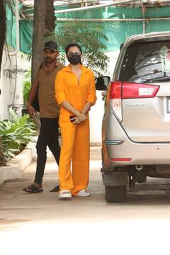 Rashmika Mandanna Spotted: अट्रैक्टिव ऑउटफिट में स्पॉट हुईं रश्मिका मंदाना, पुष्पा गर्ल ने किया अपना सिग्नेचर स्टेप