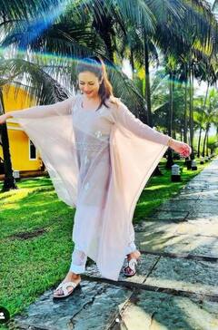 ਦਿਵਯੰਕਾ ਤ੍ਰਿਪਾਠੀ ਦਾ ਅਜਿਹਾ ਅੰਦਾਜ਼ ਪਹਿਲਾਂ ਕਦੇ ਨਹੀਂ ਦੇਖਿਆ ਹੋਵੇਗਾ , ਬਲੈਕ ਸਵਿਮਸੂਟ ਪਹਿਨ ਦਿਖਾਈ ਗਲੈਮਰਸ ਅਦਾਏ