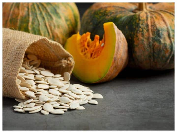 Pumpkin Seeds Side Effects: पंपकीन बीज के ज्यादा सेवन से सेहत पर पड़ सकता है बुरा असर, जानिए इसके नुकसान Pumpkin Seeds Side Effects: shocking side effects of eating too much pumpkin seeds Pumpkin Seeds Side Effects: पंपकीन बीज के ज्यादा सेवन से सेहत पर पड़ सकता है बुरा असर, जानिए इसके नुकसान
