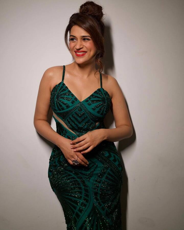 શ્રદ્ધા દાસનો આ ડ્રેસમાં ખૂબ જ હોટ અંદાજ જોવા મળી રહ્યો છે. અભિનેત્રીએ અલગ-અલગ અંદાજમાં પોઝ આપતી જોવા મળે છે. એક્ટ્રેસના આ લૂકને ચાહકો પણ પસંદ કરી રહ્યા છે.