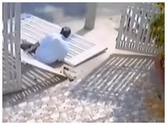 Watch: चोर को तुरंत मिली अपने कर्मों की सजा, वायरल वीडियो देखोगे तो समझ जाओगे