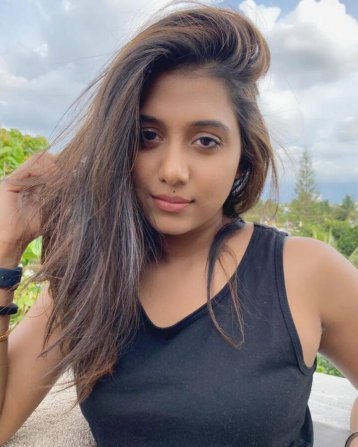 உன் கண்களில் அலைவது கருவிழியா? இல்லை காந்தமா? கவருதடி என் மனதை - அது கதியற்று உன் பின் அலையுதடி!