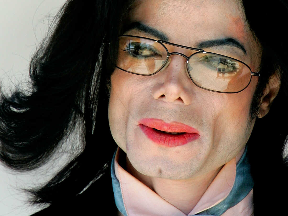 Michael Jackson Death Anniversary: Know Interesting Facts About The Pop King | Michael Jackson: परफॉरमेंस में गलती होने पर माइकल जैक्सन को बेल्ट से पीटते थे पिता, मौत की खबर सुन सड़कों