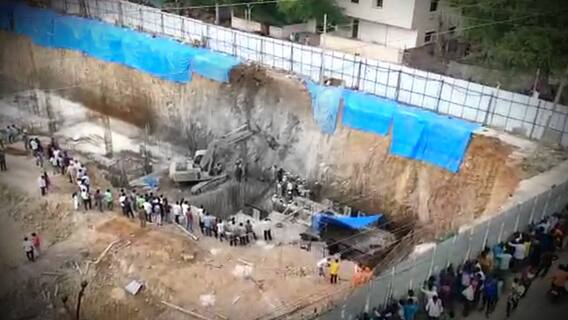 Puppalaguda Tragedy: మట్టికుప్ప మీద పడి ముగ్గురు భవన నిర్మాణ కార్మికులు మృతి | ABP Desam