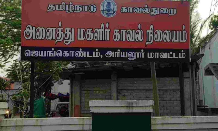 ‘என்னை ஏமாற்றி வாங்கிய நகை, பணத்தை திருப்பி கொடு’ -  காதலன் வீட்டு முன்பு பெண் தர்ணா போராட்டம்