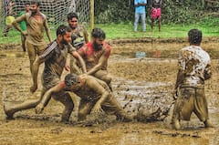 Kolkata Weather Update : āϏāĻāĻžāϞ⧠āĻāĻŽāĻāĻŽāĻŋā§ā§ āĻŦā§āώā§āĻāĻŋ āĻāϞāĻāĻžāϤāĻžā§, āĻāĻ āĻāĻāύ āĻāϤ āĻŦāϰā§āώāĻŖ
