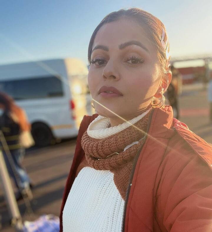 हमेशा अपने ग्लैमरस लुक से लोगों के दिलों को धड़काने वाली रुबिना दिलैक ने जब सिंपल लुक में तस्वीरें शेयर कीं, तो फैंस के लिए नजरें हटा पाना मुश्किल हो गया.