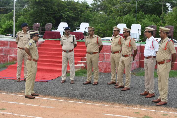 పోలీసు అధికారులకు సూచనలు చేస్తున్న సీపీ చంద్రశేఖర్ రెడ్డి