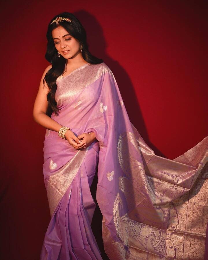 सुंदर साडी, हलका मेकअप, साजेसे दागिने आणि चेहऱ्यावर केसांच्या बटा असं हे प्रार्थनाचं रुप सगळ्यानांच घायाळ करणार आहे.(Photo : @prarthana.behere/IG)