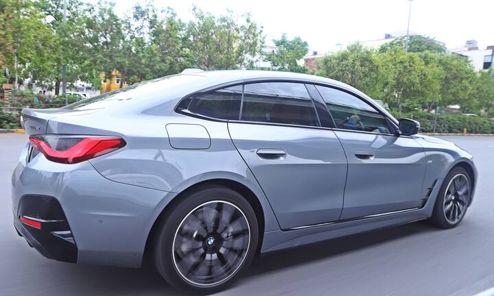 BMW i4 eDrive40 EV चा ड्रायव्हिंग अनुभव रिव्ह्यूच्या माध्यमातून आम्ही शेअर करणार आहोत. तर जाणून घेऊयात या कारमध्ये आणखी कोणते फीचर्स खास आहेत.
