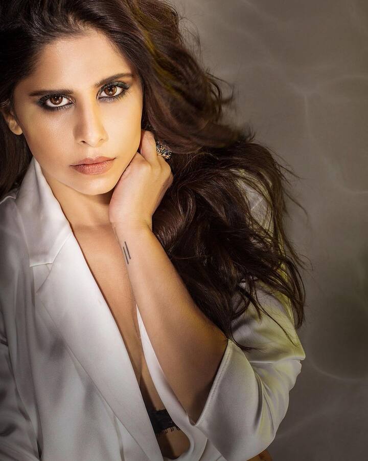 सई ताम्हणकरने सुभाष घई यांच्या ‘ब्लॅक अँड व्हाईट’ या चित्रपटातून बॉलिवूडमध्ये पदार्पण केले. अनिल कपूर, अनुराग सिन्हा, हबीब तन्वीर, शेफाली शाह आणि अदिती शर्मा यांची प्रमुख भूमिका असलेला 2008चा हा चित्रपट, भारताच्या स्वातंत्र्यदिनी मिशनवर पाठवलेल्या अफगाणच्या आत्मघातीबॉम्बरवर आधारित होता.