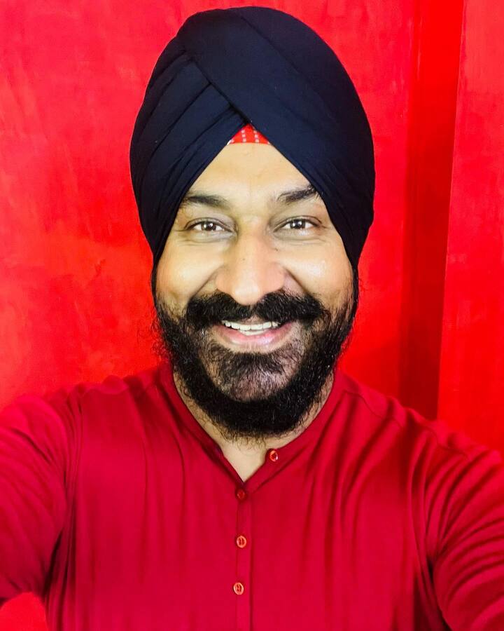 गुरुचरण सिंह उर्फ सोढ़ी ने साल 2020 में शो छोड़ दिया था. बाद में एक्टर ने ईटाइम्स को शो छोड़ने की वजह बताई थी. एक्टर ने कहा, 'जब मैं शो छोड़ रहा था, उस समय मेरे पिताजी की एक सर्जरी हुई थी इसके अलावा कुछ और भी बाते थीं लेकिन, मैं उस बारे में बात नहीं करना चाहता.'