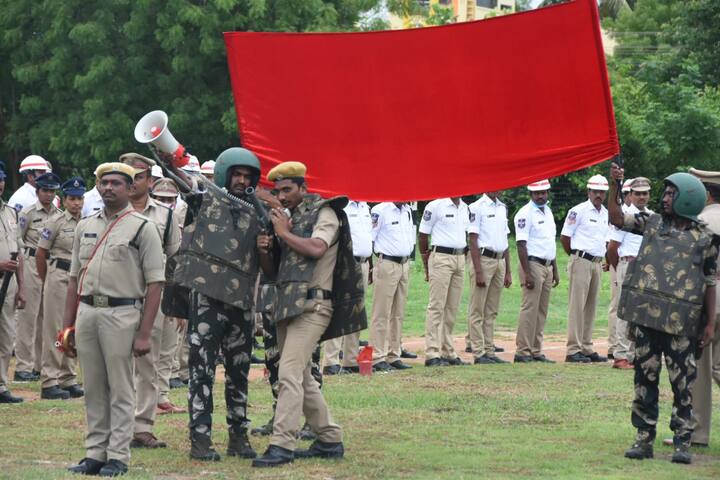 శాంతి భద్రతలకు విఘాతం కలిగే సందర్భాలలో, ఆందోళనల సమయాలలో, అధికంగా ప్రజలు గుమిగూడి ఉన్నప్పుడు ఏ విధంగా చెదర కొడతారో పోలీసు సిబ్బంది ప్రదర్శన చేశారు.