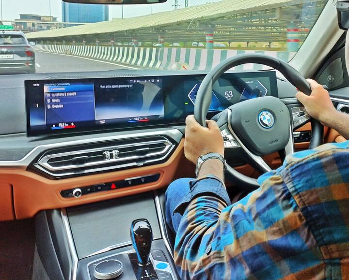 BMW i4 eDrive40 EV चे वैशिष्ट्य : वैशिष्ट्यांच्या बाबतीत बोलायचे झाल्यास, तुम्हाला 3-झोन क्लायमेट कंट्रोल सिस्टम, वायरलेस चार्जिंग, सनरूफ, 17-स्पीकर हरमन कार्डन सराउंड साउंड सिस्टम, रिव्हर्स असिस्टंट आणि बरेच काही मिळते. i4 एका EV विशिष्ट प्लॅटफॉर्मवर आधारित नाही.