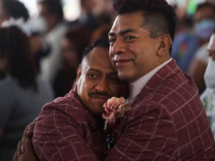 Hundreds of Mexican same-sex couples married annual mass ceremony நூற்றுக்கும் மேற்பட்ட தன்பாலின ஈர்ப்பாளர்கள் திருமணம்.. மெக்ஸிகோவில் நடந்த பிரமாண்ட பேரணி..