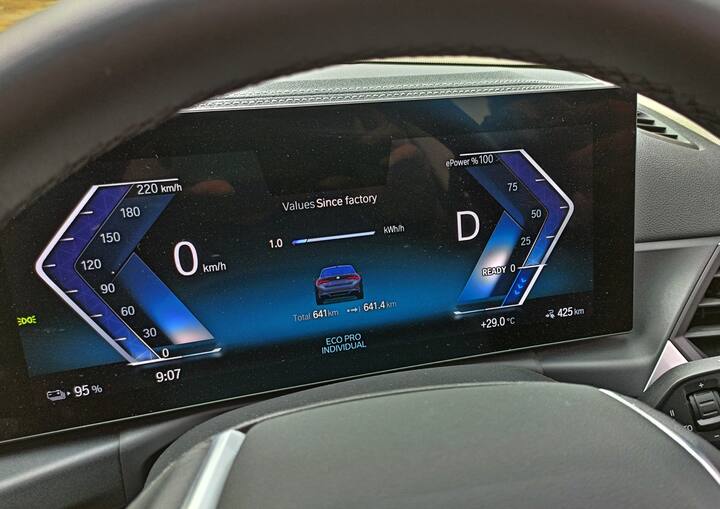 BMW i4 eDrive40 EV चे फीचर्स : कोणत्याही स्पोर्ट्स कारप्रमाणे या कारचा स्पोर्टी लूक आहे. यामध्ये स्टिअरिंग किंवा डॅशबोर्डची रचना केली गेली आहे. 14.9-इंचचा टचस्क्रीन आहे. डिजिटल डिस्प्ले देखील 12.3 इंचाचा आहे आणि अर्थातच नवीनतम BMW इन्फोटेनमेंट सिस्टम वापरण्यास सोपा असल्याने सानुकूल करण्यायोग्य आहे. कारच्या केबिनचा दर्जा, कारची डिझाईन उत्तम दर्जाची आहे.
