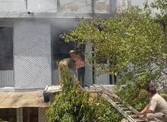 Noida Fire: मंदिर में रखे पूजा के दीपक से लगी आग, घर में फंसे 13 लोगों का फायर कर्मियों ने बचाया