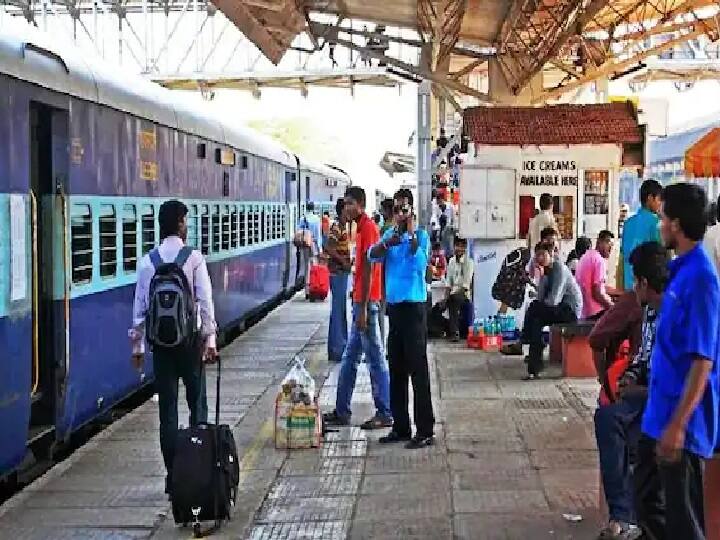 Indian Railway Rules: भारतीय रेलवे भारत के आम लोगों के जीवन का अभिन्न हिस्सा माना जाता है. हर दिन लाखों की संख्या में लोग ट्रेन से ट्रेवल करते हैं. ऐसे में उनकी सुविधाओं को लिए रेलवे ने कुछ खास नियम बना रखें हैं. ध्यान रखें कि रात को यात्रियों को सफर करते वक्त इन नियमों का पालन करना जरूरी है. वरना बाद में आपको जुर्माना या जेल तक की सजा हो सकती है. तो चलिए जानते हैं उन नियमों के बारे में.