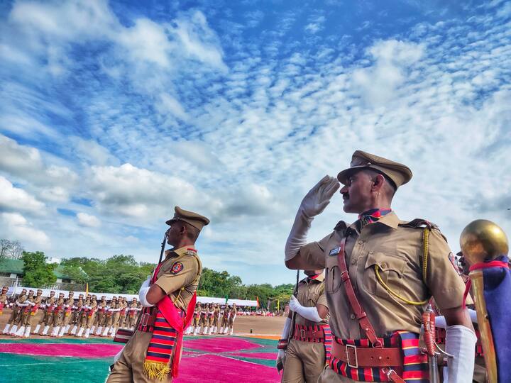 यावेळी यशवंतराव चव्हाण गोल्ड कप ,बेस्ट कॅडेट इन स्टडीज सिल्व्हर बटन,बेस्ट ट्रेनी ऑफ द बॅच चा पुरस्कार  सन्मानाचे रिव्हॉल्व्हर देऊन शीतल टेम्भे यांचा सन्मान,
