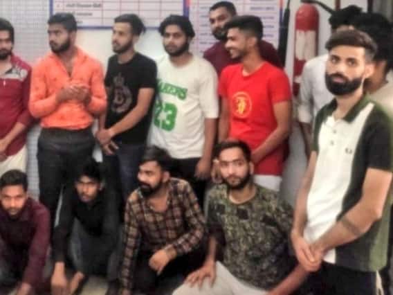 Ghaziabad News: अवैध रूप से चल रहे हुक्का बार पर पुलिस ने मारा छापा, 19 लोग गिरफ्तार Ghaziabad News: अवैध रूप से चल रहे हुक्का बार पर पुलिस ने मारा छापा, 19 लोग गिरफ्तार