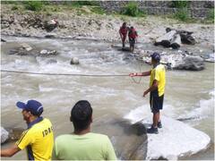 Watch: मंदाकिनी नदी का जलस्तर बढ़ने से फंस गए दो युवक, मुश्किल से बची जान, देखें वीडियो