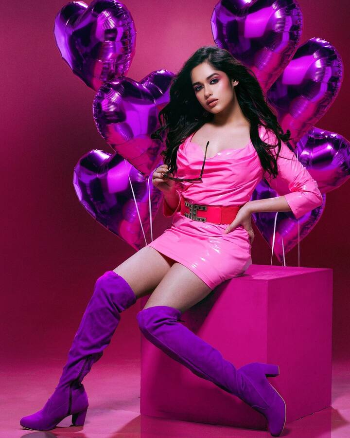 जन्नत जुबैर कहती हैं कि जिस तरीके से वो सभी लोग मुझे पैम्पर करते हैं बहुत अच्छा लगता है. लेकिन जहां स्टंट की बात आती है तो मुझे भी बराबर का ही मुश्किल टास्क दिया जाता है.