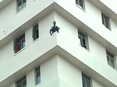 Kolkata News: कोलकाता में जोखिम में जिदंगी, अस्पताल के छज्जे पर बैठा मरीज, मरने की दी धमकी