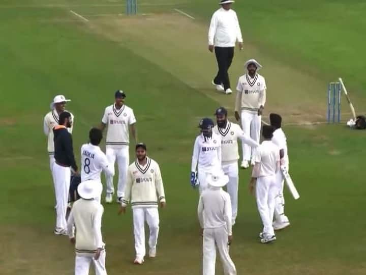 Rishabh Pant celebrate his own wicket with indian cricketers, video went viral Rishabh Pant ने भारतीय खिलाड़ियों के साथ मनाया खुद के आउट होने का जश्न, वायरल हुआ वीडियो