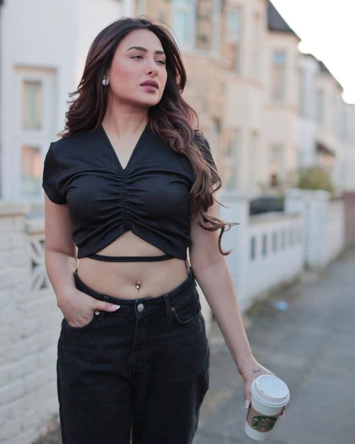 एक्ट्रेस और ‘बिग बॉस 13’ की कंटेस्टेंट माहिरा शर्मा (Mahira Sharma) भी उन एक्ट्रेसेस में से एक हैं, जो अपने करियर में ऊंचाइयां तो छूना चाहती हैं, लेकिन बोल्ड या इंटिमेट सींस को फिल्माने से कतराती हैं. अपने लेटेस्ट इंटरव्यू में उन्होंने कहा था, “मैं बोल्ड सीन करने के खिलाफ हूं. मुझे लगता है कि, अगर आप कोई काम कर रहे हैं, तो उसे अपने परिवार के साथ सहजता से देख सकें.”