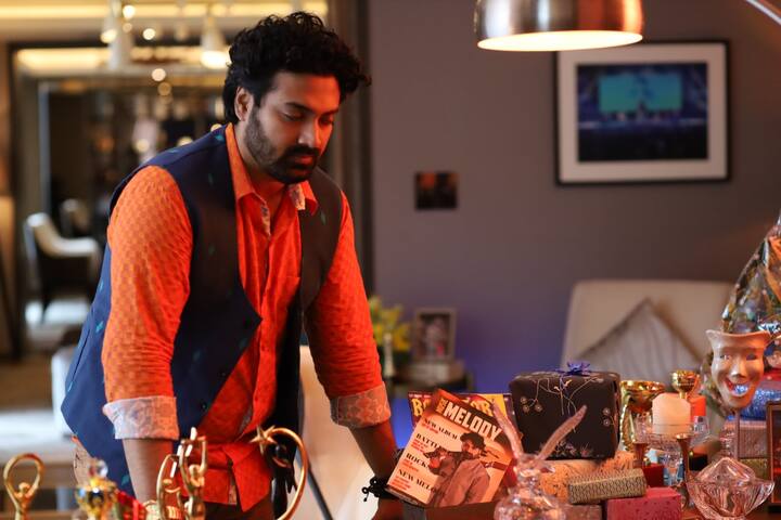 আর চিঠি। তাঁর চরিত্র একটি ছটফটে মেয়ের। সবার সঙ্গে মিলেমিশে থাকতে ভালোবাসে সে। একটি চিঠি নিয়ে সাহেবের জন্মদিনের দিন চিঠি পৌঁছে যায় তাঁর ঘরে।