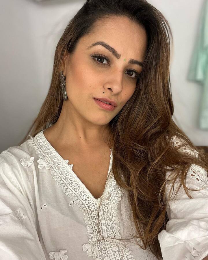 तस्वीरों में अनीता हस्सनंदनी व्हाइट कलर के सूट में कमाल की लग रही हैं. उन्होंने अपने लुक सिंपल लेकिन एलिगेंट रखा है.
