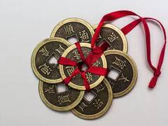 Feng Shui Coins : गेटवर 'ही' नाणी लटकवा, उत्पन्न होईल चौपट 