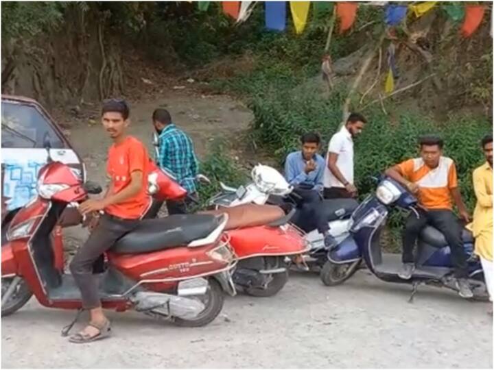 Mussoorie News: मसूरी में पर्यटकों से जबरन वसूली का खेल, किराए की स्कूटी नहीं लेने पर ऐसे लगाते हैं चूना Mussoorie a family has been allegedly targeted by private scooty operators near mossy falls ann Mussoorie News: मसूरी में पर्यटकों से जबरन वसूली का खेल, किराए की स्कूटी नहीं लेने पर ऐसे लगाते हैं चूना